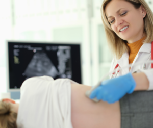 Paciente realizándose una ecografía renal