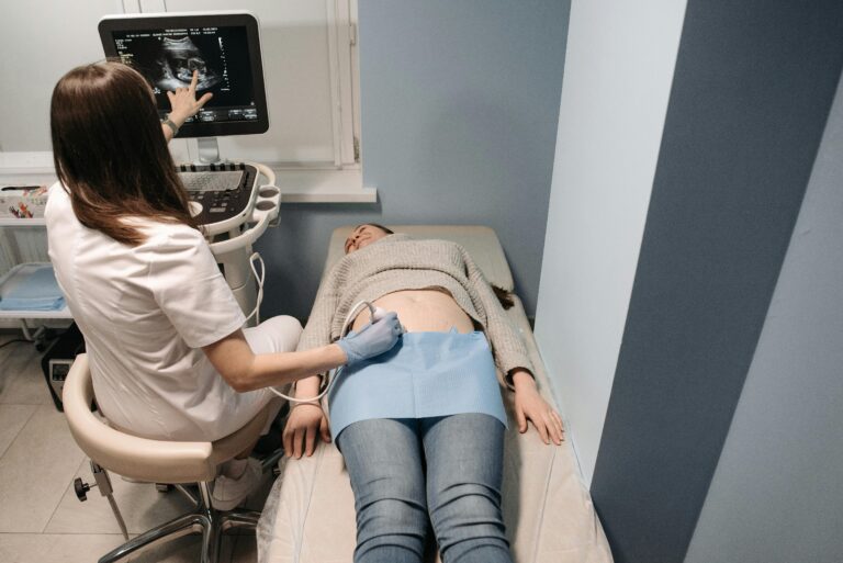Paciente realizándose una ecografía renal en Medscope, un estudio clave para detectar problemas renales de forma temprana.